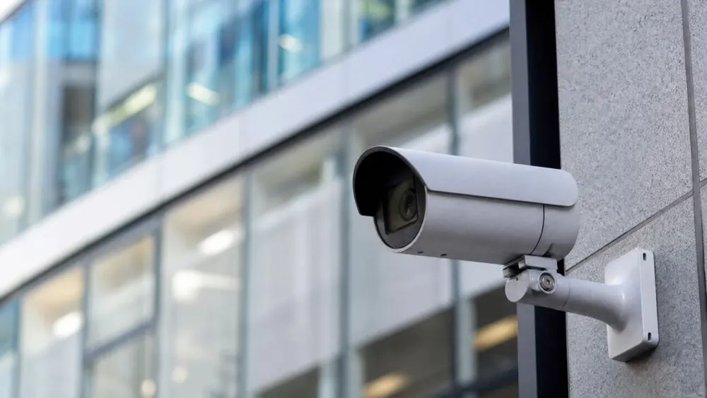 Câmeras de segurança em prédio comercial